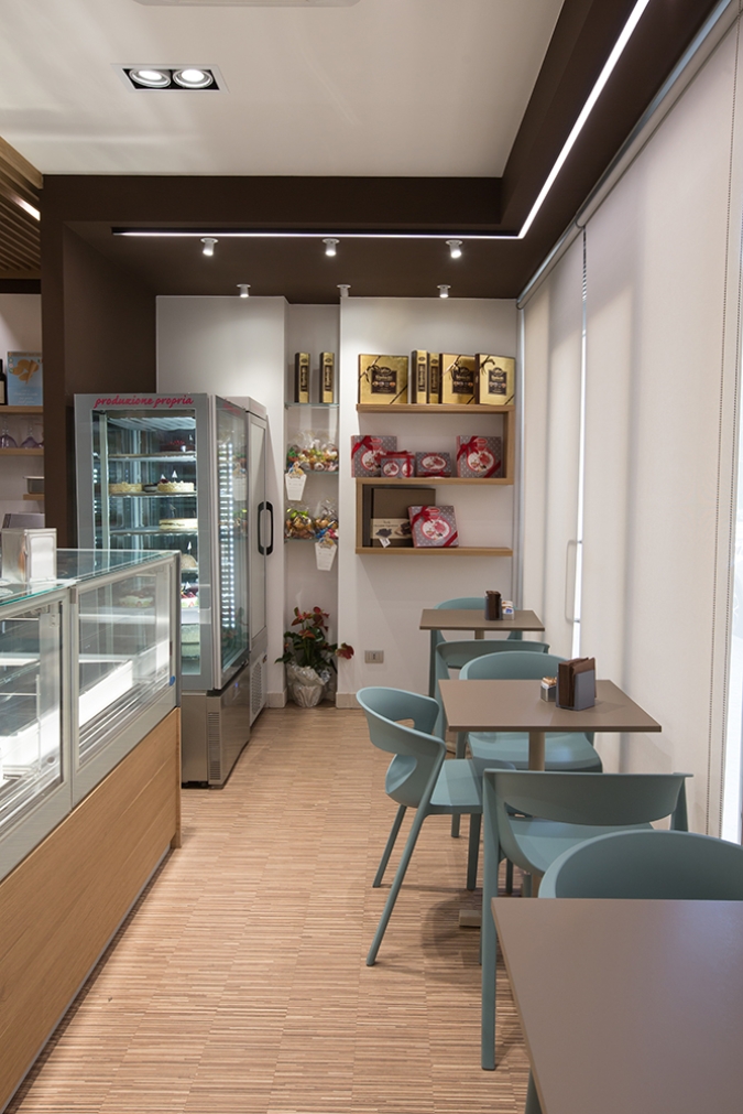 11 arredamento gelateria bar ristrutturazione vetrine banco illuminazione allestimento colori