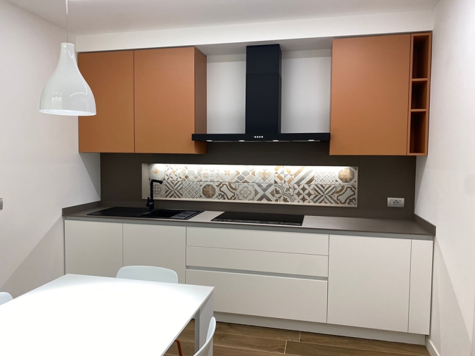 arredamento cucina ristrutturazione ambiente illuminazione colori scala microcemento borgosesia 01