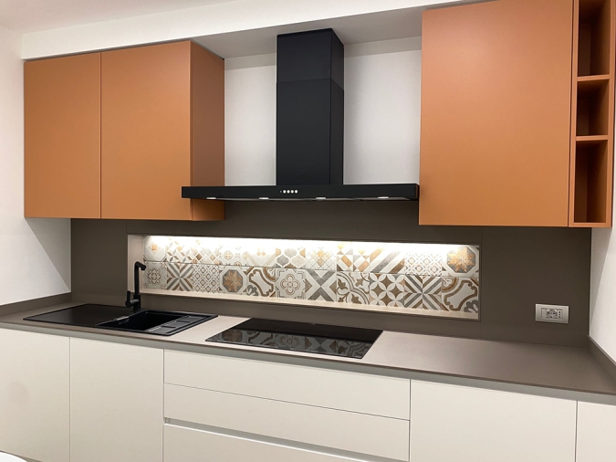 arredamento cucina ristrutturazione ambiente illuminazione colori scala microcemento borgosesia 02